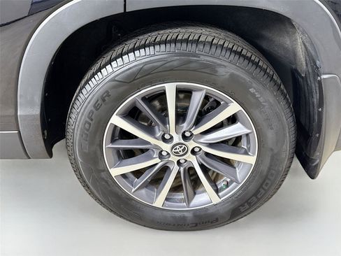 Used 2019 Toyota Highlander XLE AWD/4WD image 31