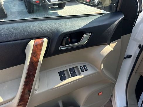 Used 2012 Toyota Highlander Limited w/ Tow Pkg FWD image 13