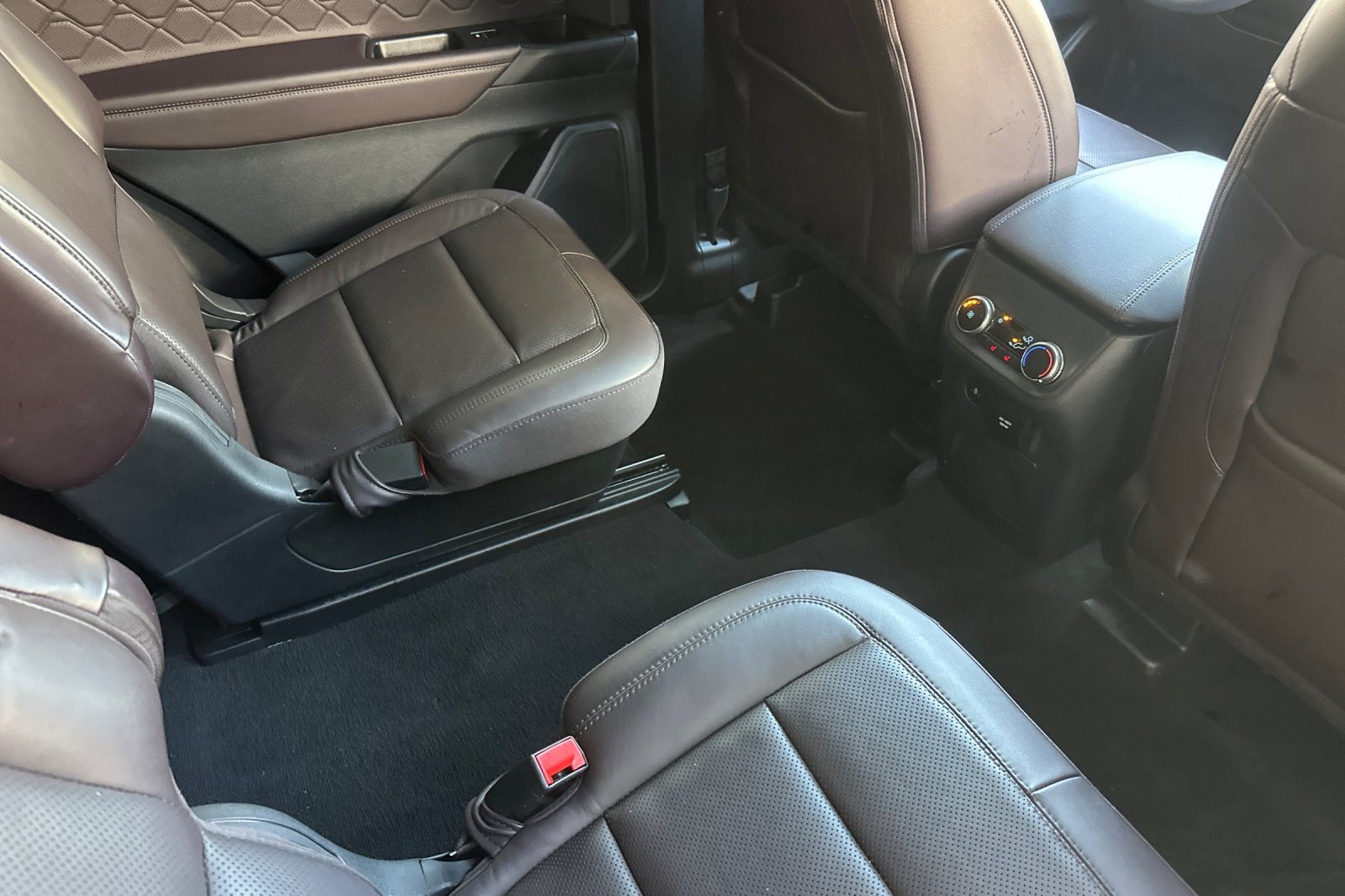 Used 2025 Ford Explorer Platinum w/ LUX Leather Package AWD/4WD image 27