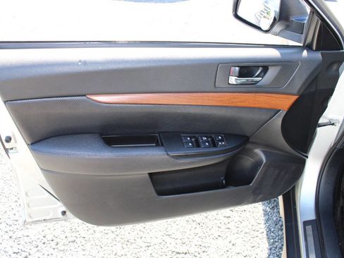 Used 2013 Subaru Outback 2.5i Limited AWD/4WD image 21