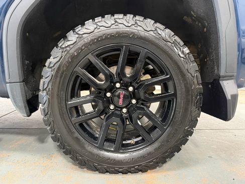 Used 2022 GMC Sierra 1500 Elevation w/ LPO, Elevation Black Package AWD/4WD image 9
