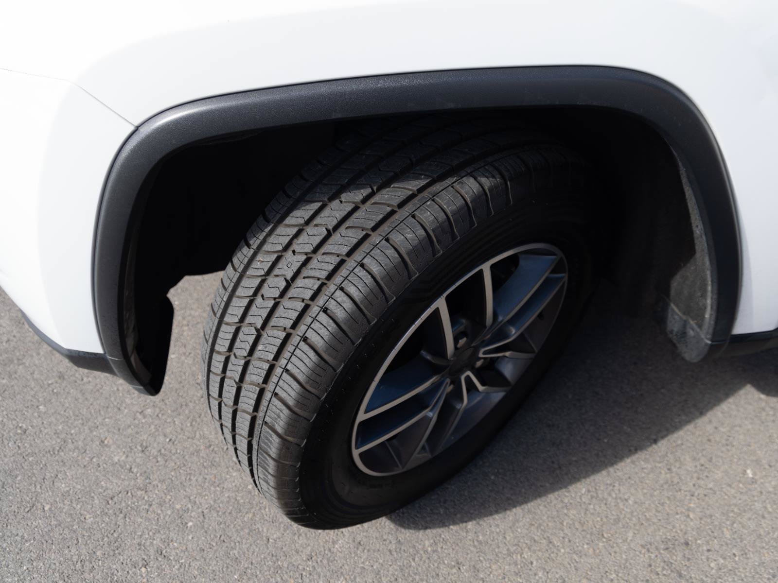 Used 2019 Jeep Grand Cherokee Limited AWD/4WD image 4
