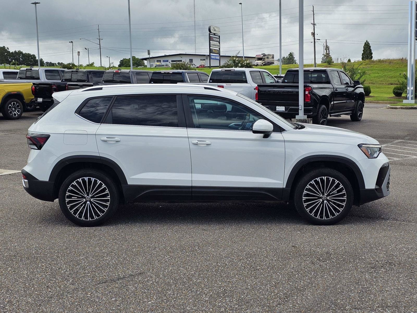 Used 2025 Volkswagen Taos SE FWD image 7