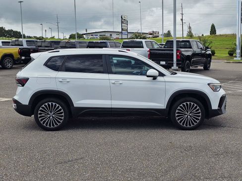 Used 2025 Volkswagen Taos SE FWD image 7