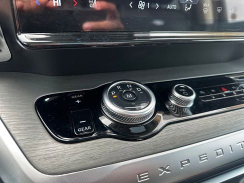 Used 2025 Ford Expedition Platinum image 23