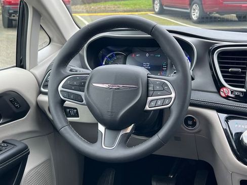 Used 2024 Chrysler Pacifica Select image 8