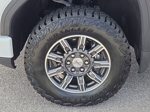 Used 2025 GMC Sierra 1500 AT4 image 7