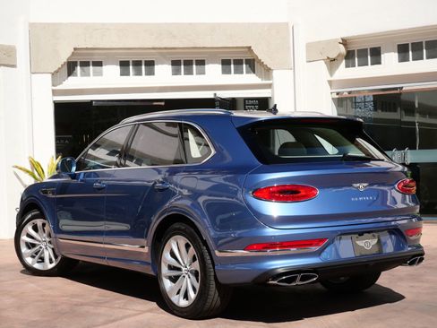 New 2025 Bentley Bentayga Plug-In Hybrid image 3