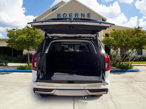 Used 2025 Ford Expedition Platinum w/ Platinum Ultimate Package AWD/4WD image 6