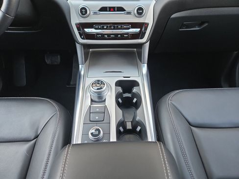 Used 2022 Ford Explorer XLT w/ Equipment Group 202A image 21