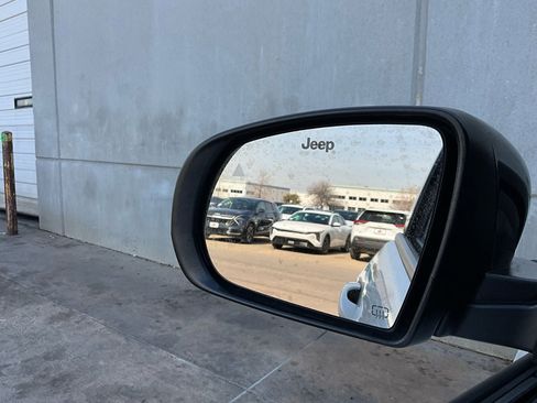 Used 2025 Jeep Compass Trailhawk image 18