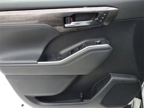 Used 2023 Toyota Highlander Limited image 17