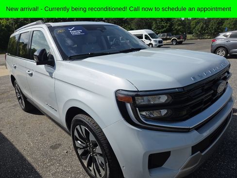 Used 2025 Ford Expedition Platinum w/ Driver's Package AWD/4WD image 2