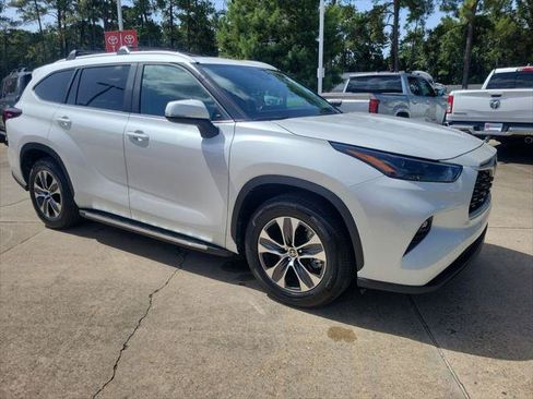Certified 2024 Toyota Highlander XLE FWD image 10