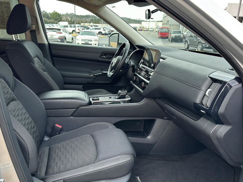 Used 2025 Nissan Pathfinder SV image 10