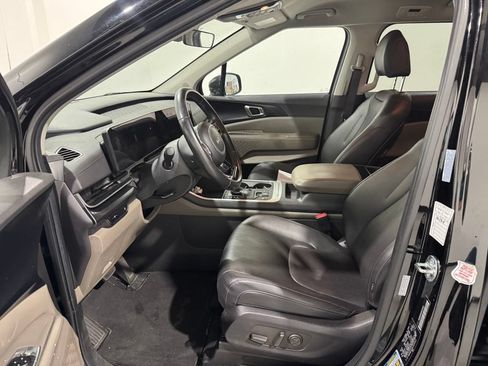 Used 2025 Kia Carnival FWD image 10