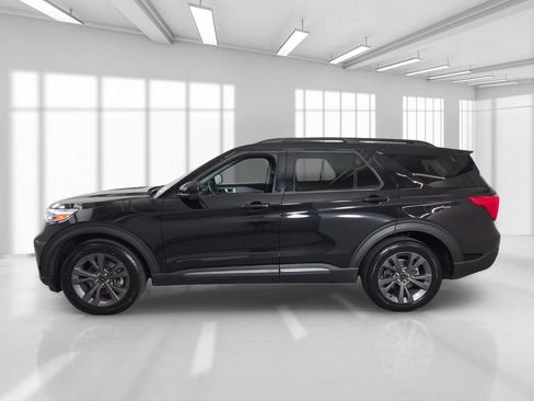Used 2023 Ford Explorer XLT w/ Equipment Group 202A AWD/4WD image 4