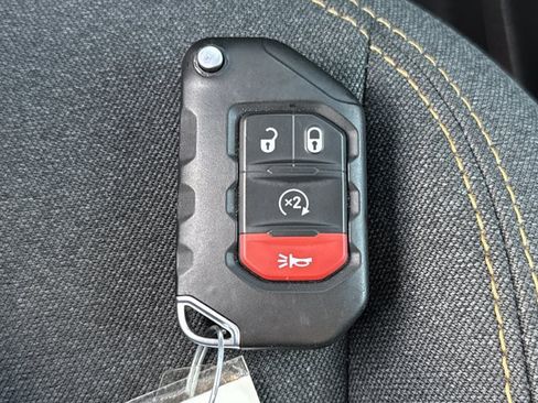 Used 2025 Jeep Wrangler Unlimited Sahara AWD/4WD image 21