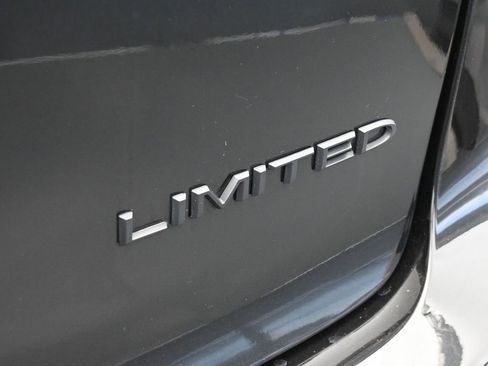 Used 2023 Chrysler Pacifica Limited w/ S Appearance Package image 35