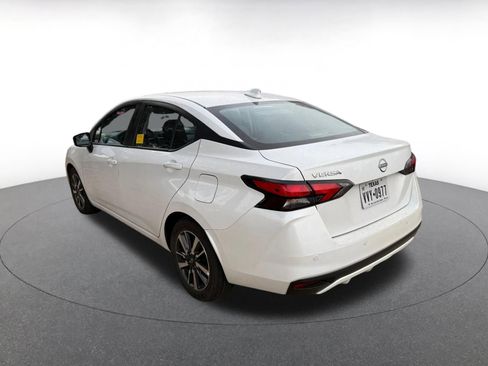 Used 2025 Nissan Versa SV image 4