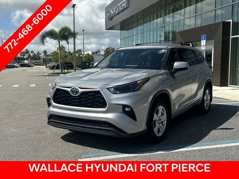 Used 2022 Toyota Highlander LE AWD/4WD image 2