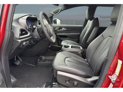 New 2026 Chrysler Pacifica Select image 13