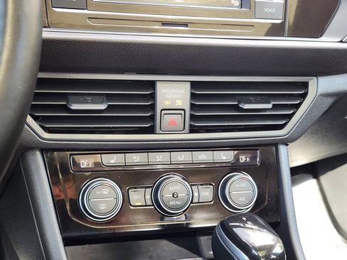 Certified 2023 Volkswagen Jetta SE w/ Panoramic Sunroof Package image 15