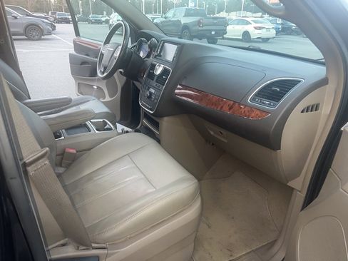 Used 2015 Chrysler Town & Country Touring image 1