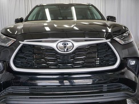 Used 2022 Toyota Highlander XLE image 3