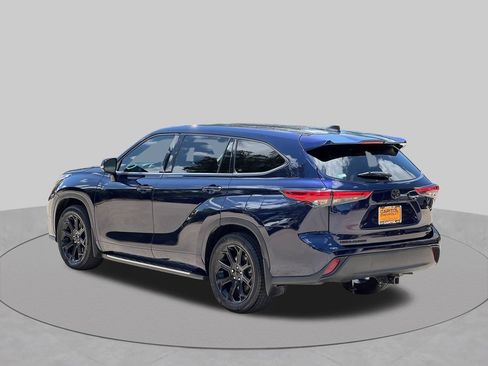 Used 2022 Toyota Highlander LE FWD image 3