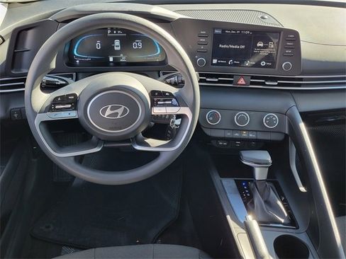 Certified 2025 Hyundai Elantra SE image 4