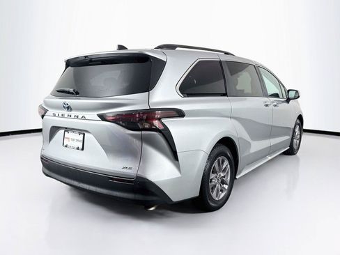 Certified 2025 Toyota Sienna XLE FWD image 2