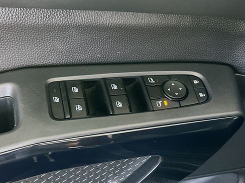 Used 2025 Nissan Pathfinder SV FWD image 15