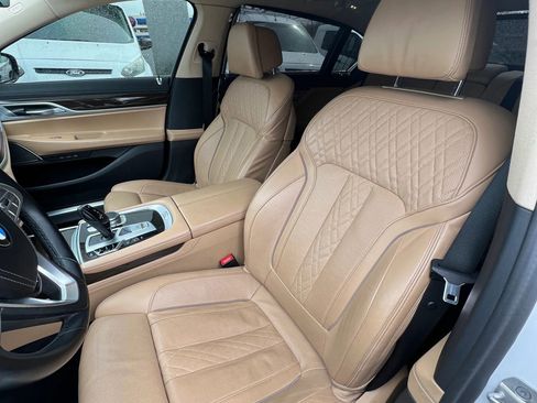 Used 2022 BMW 740i image 11