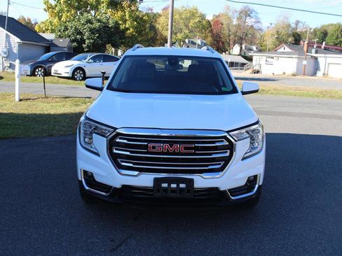 Used 2024 GMC Terrain SLT image 3