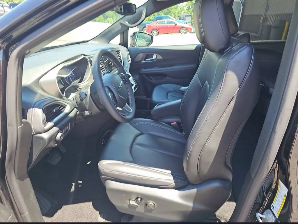 Used 2025 Chrysler Pacifica Select w/ Fav Edition Package FWD image 7