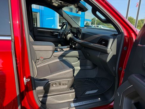 Used 2025 Chevrolet Tahoe Premier AWD/4WD image 9