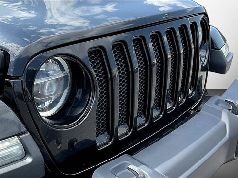 Used 2022 Jeep Wrangler Unlimited Sahara AWD/4WD image 31