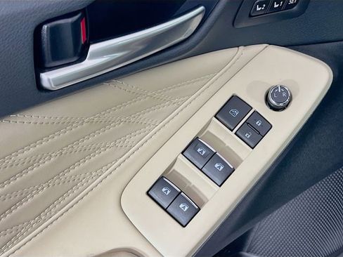 Used 2020 Toyota Avalon Limited image 18