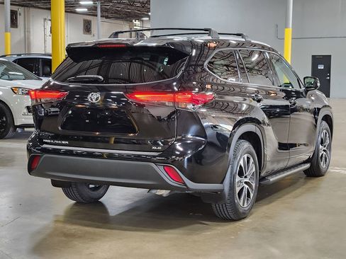 Used 2022 Toyota Highlander XLE image 8