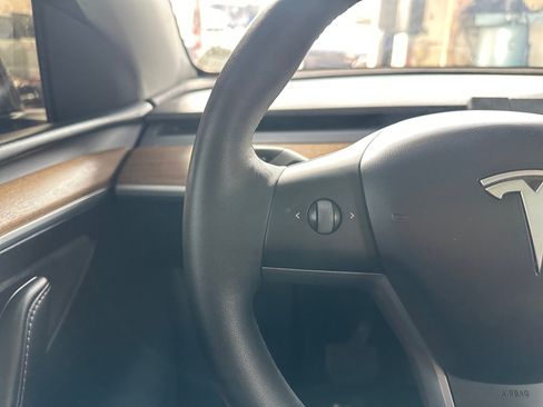 Used 2024 Tesla Model Y 2WD image 17