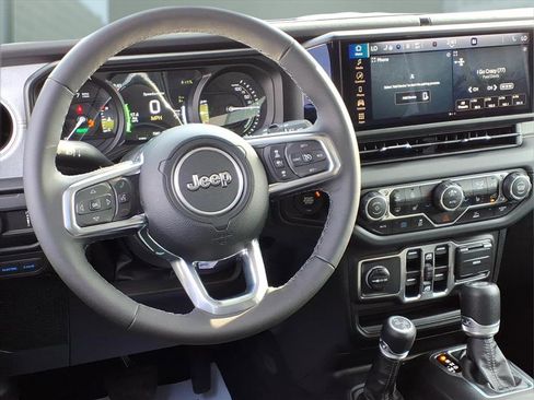 Used 2025 Jeep Wrangler Sahara image 17