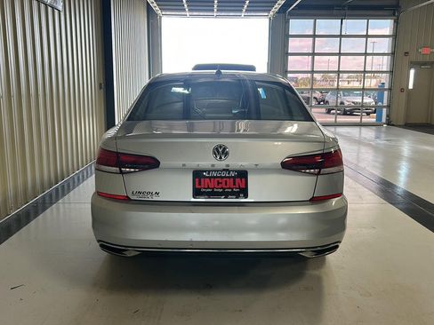 Used 2020 Volkswagen Passat 2.0T SE FWD image 4