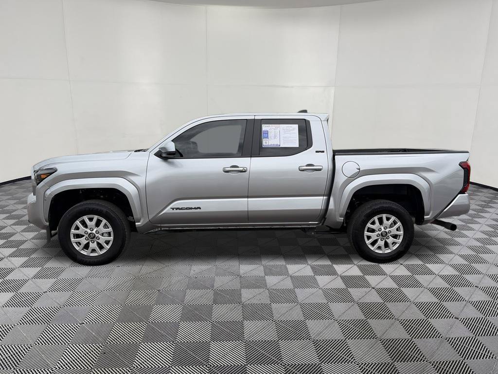 Used 2025 Toyota Tacoma SR5 AWD/4WD image 5