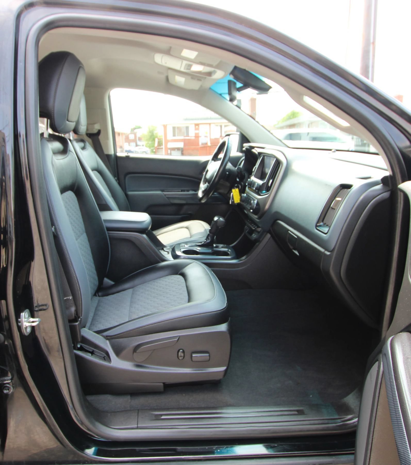 Used 2020 Chevrolet Colorado Z71 w/ Z71 Midnight Edition AWD/4WD image 9