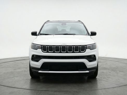 Used 2025 Jeep Compass Limited AWD/4WD image 2