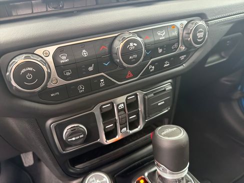 Used 2025 Jeep Gladiator Sport w/ Premium Package image 32