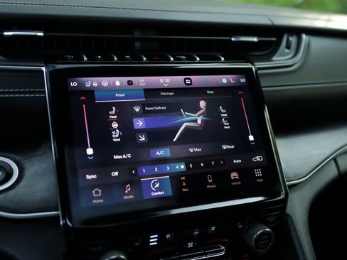 Used 2022 Jeep Grand Cherokee Overland w/ Luxury Tech Group IV image 15