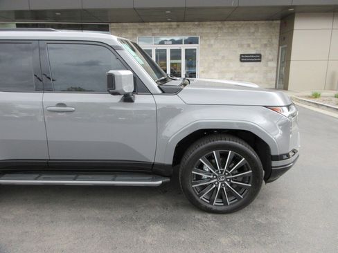 Used 2025 Lexus GX 550 w/ Accessory Package (Z1) image 12