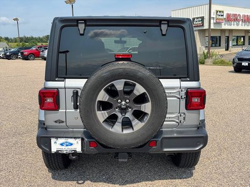 Used 2018 Jeep Wrangler Unlimited Sahara AWD/4WD image 3